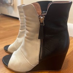 Hanger wedge booties